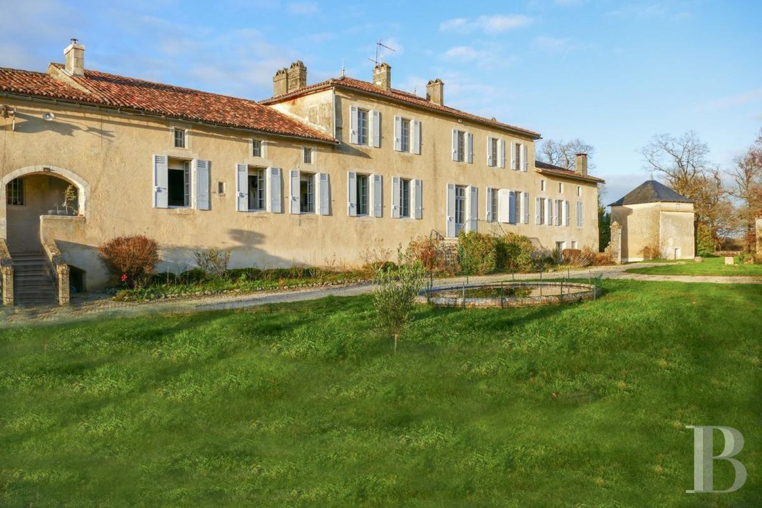A Grand 18th Century Country In Saint Jean D'angély, Nouvelle Aquitaine