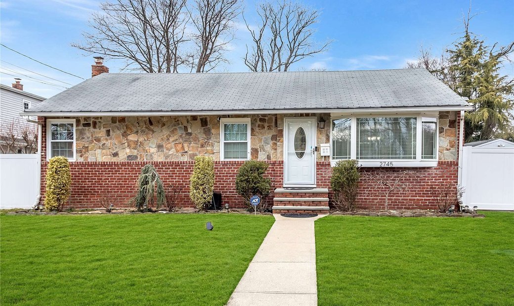 House North Bellmore In Bellmore, New York, United States For Sale