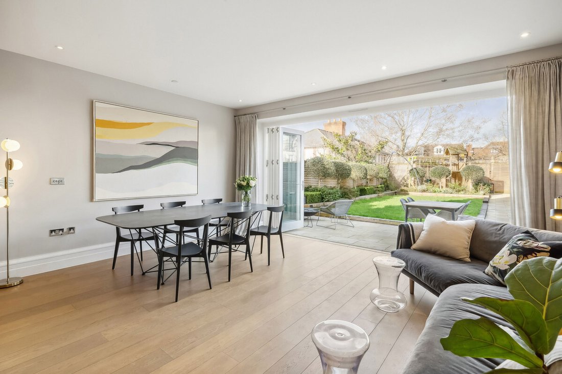 5 Bedroom Townhouse For Sale In Barnes In London, England, United