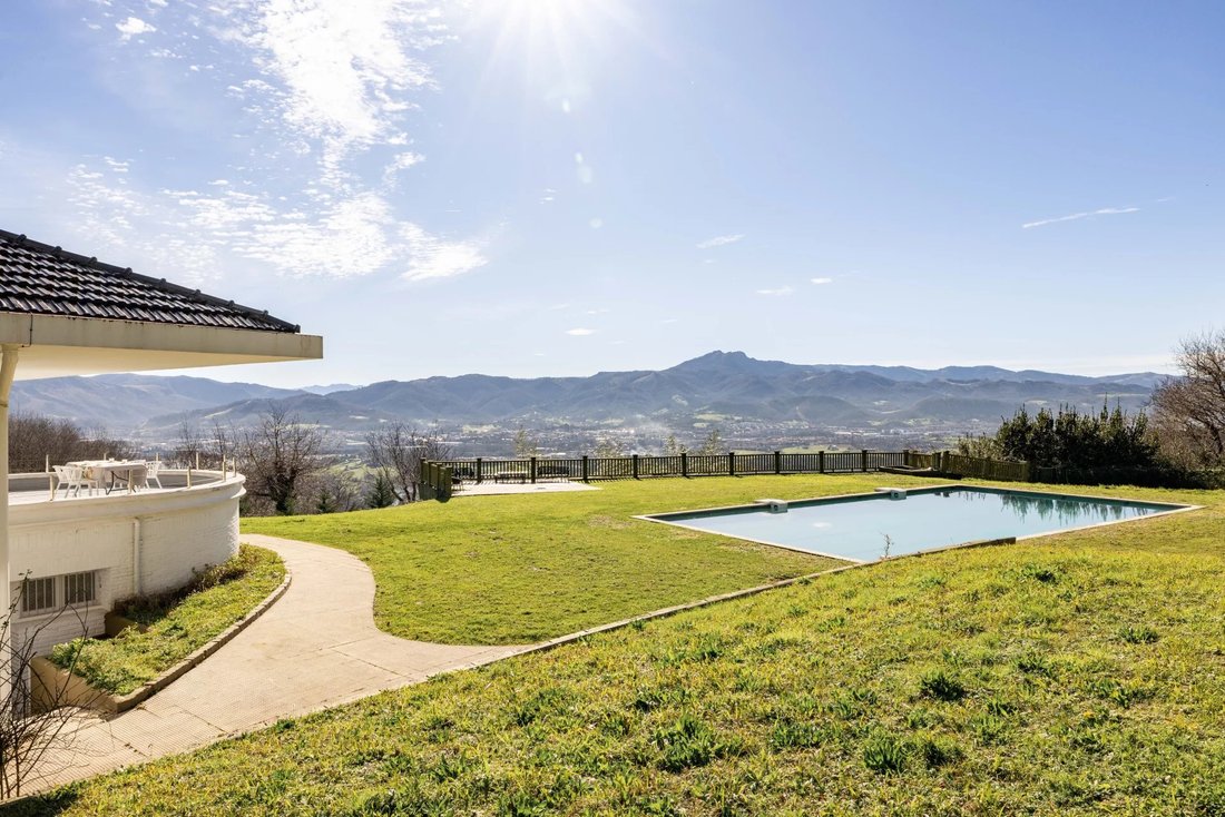 Modern Villa With A Pool And A Tennis In Hondarribia, Basque Country