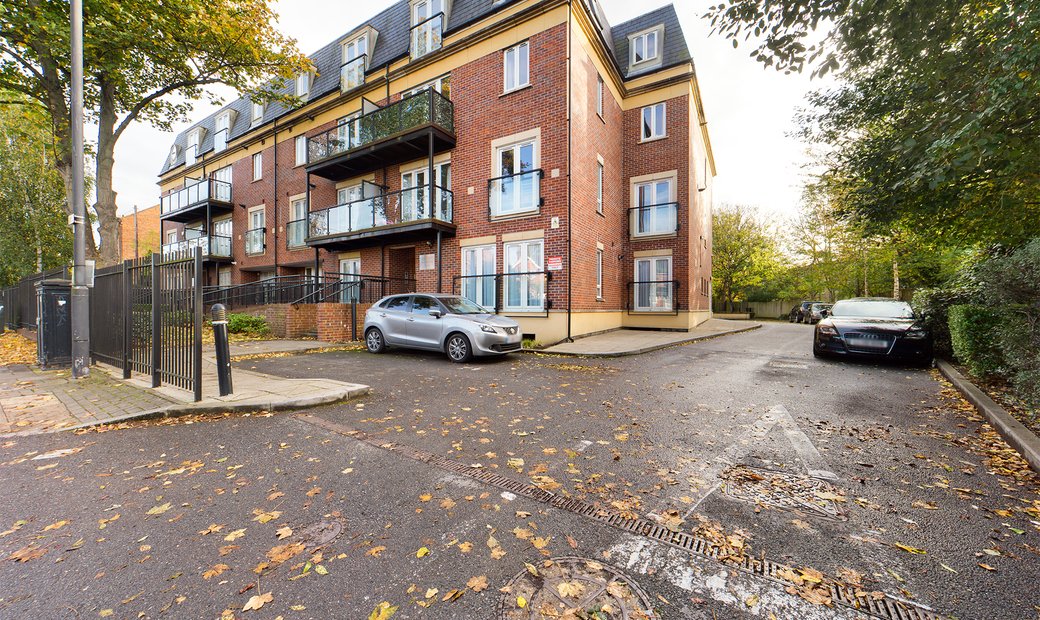 Flat Apartment Gray Court, 73 Marsh Road, In Pinner, England, United