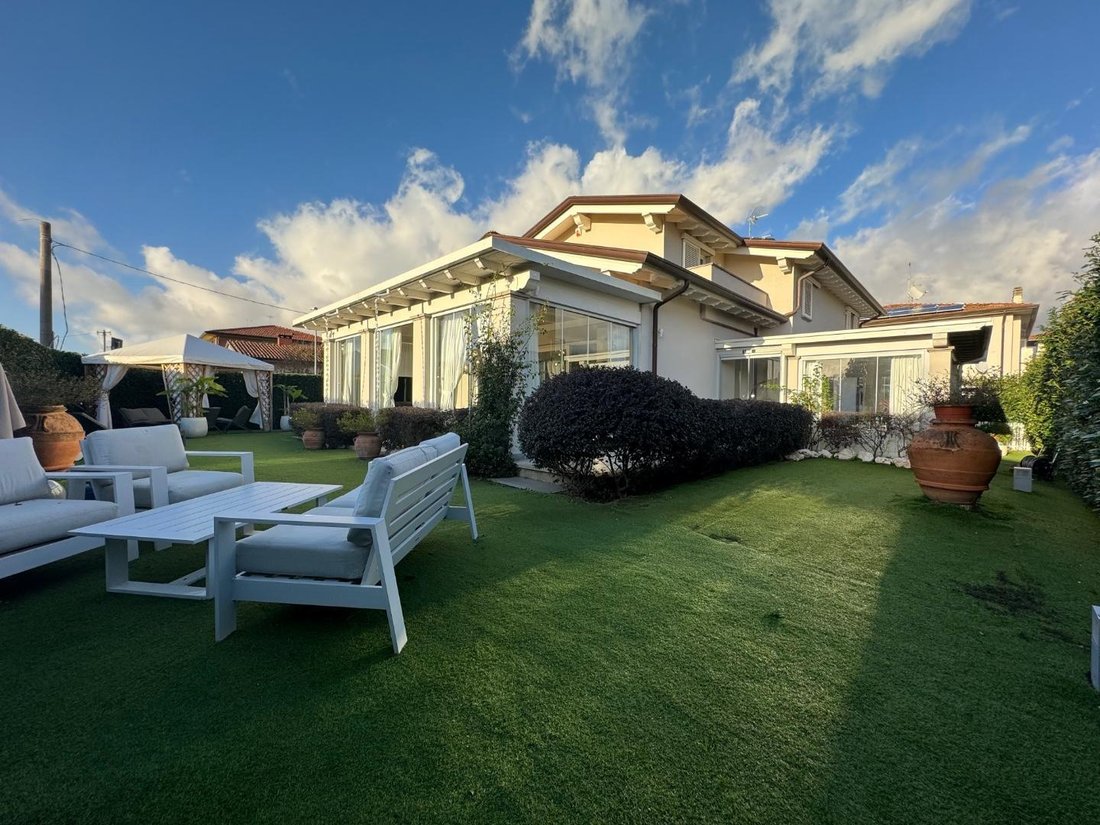 Villa in Caranna-Vaiana, Forte dei Marmi, Tuscany 1 - 13515062