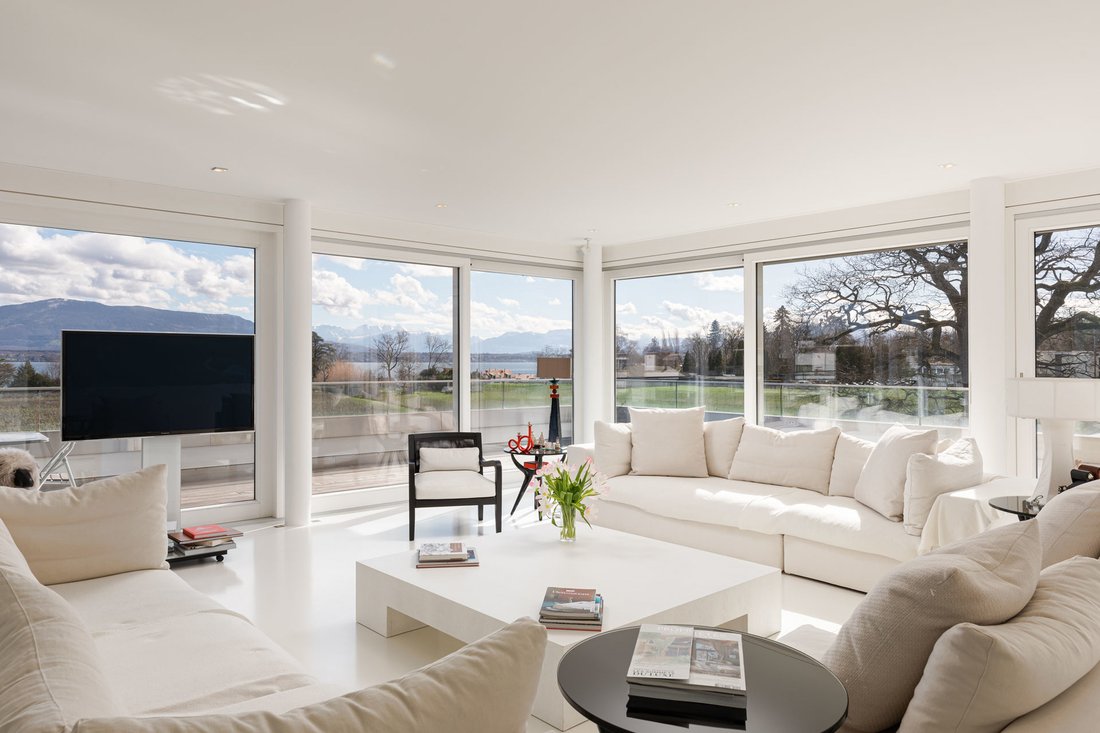 Luxury Penthouse With Lake View And Indoor Pool In Coppet, Vaud