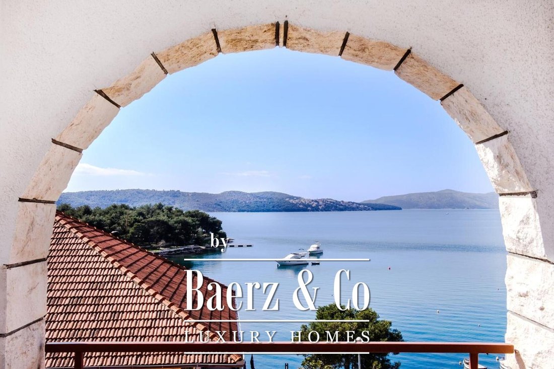 Townhouse in Okrug Gornji, Split-Dalmatia County, Croatia 1 - 13917854