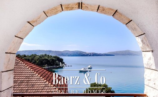 Townhouse in Okrug Gornji, Split-Dalmatia County, Croatia 1