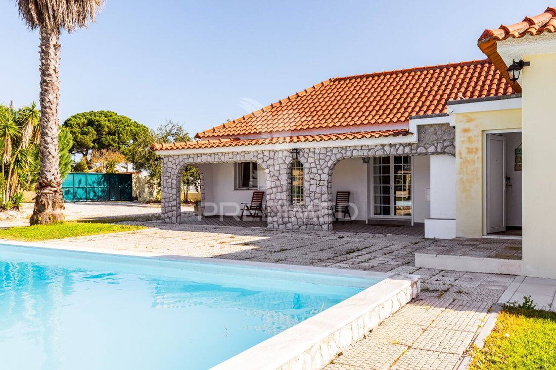 Located In Palmela, On The Banks Of The In Quinta Do Anjo, Setubal