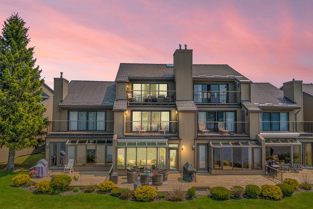 Stunning Townhouse In Ontario, Canada For