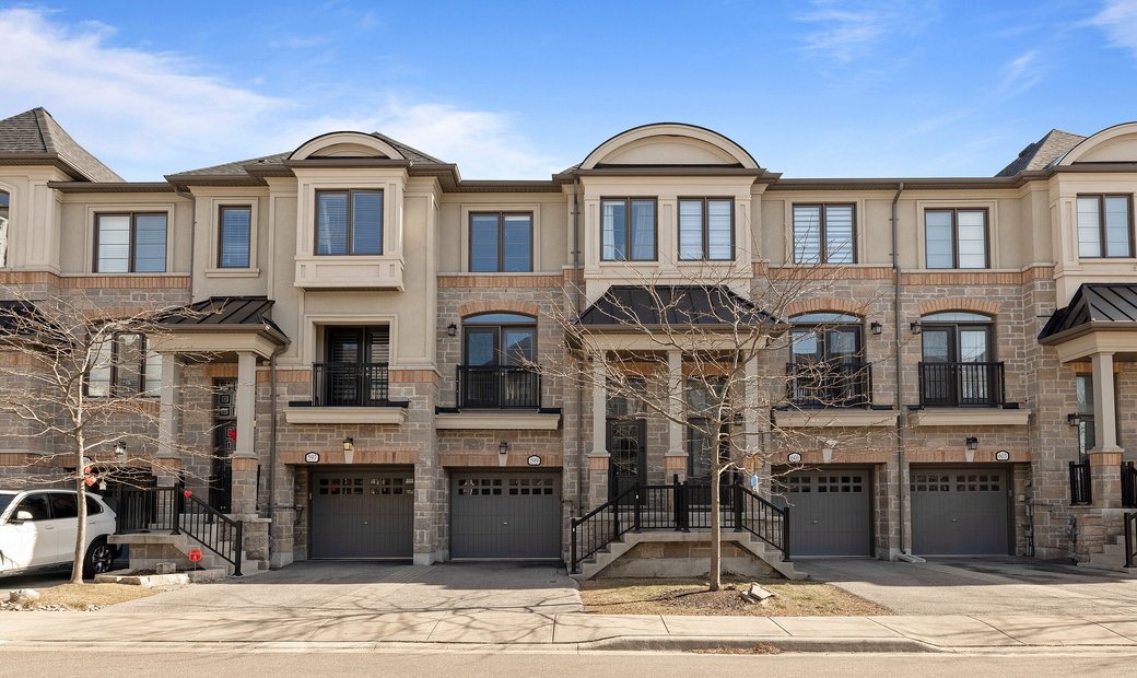 Lakeview Executive Townhome In Mississauga, Ontario, Canada For Sale