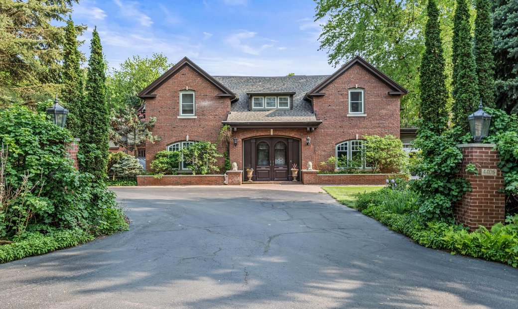 5 Bedrooms Single Family Detached In Okauchee Lake, Wisconsin, United