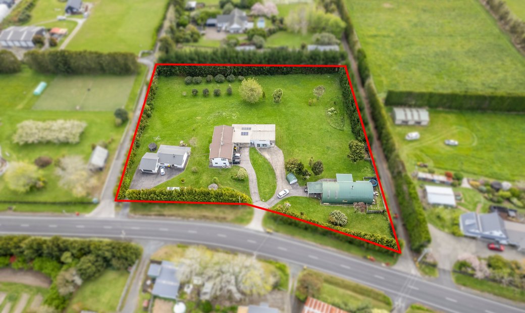 Multiple Homes On Prime Land In Taupaki, Auckland, New Zealand For Sale