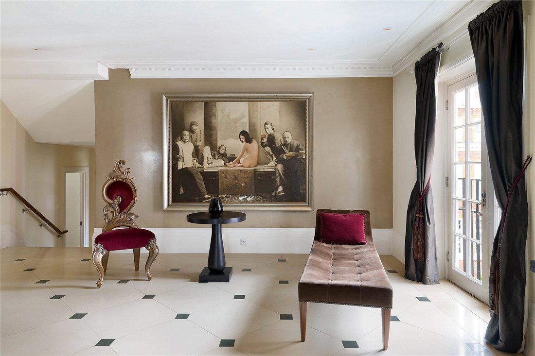 Academy Gardens, Duchess Of Bedfords Walk, In London, England, United