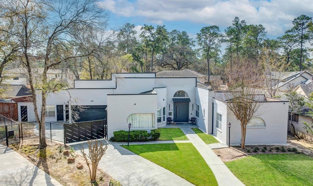 Tealwood Contemporary Home On An Oversized Lot In Houston, Texas