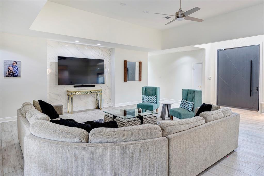 Tealwood Contemporary Home On An Oversized Lot In Houston, Texas