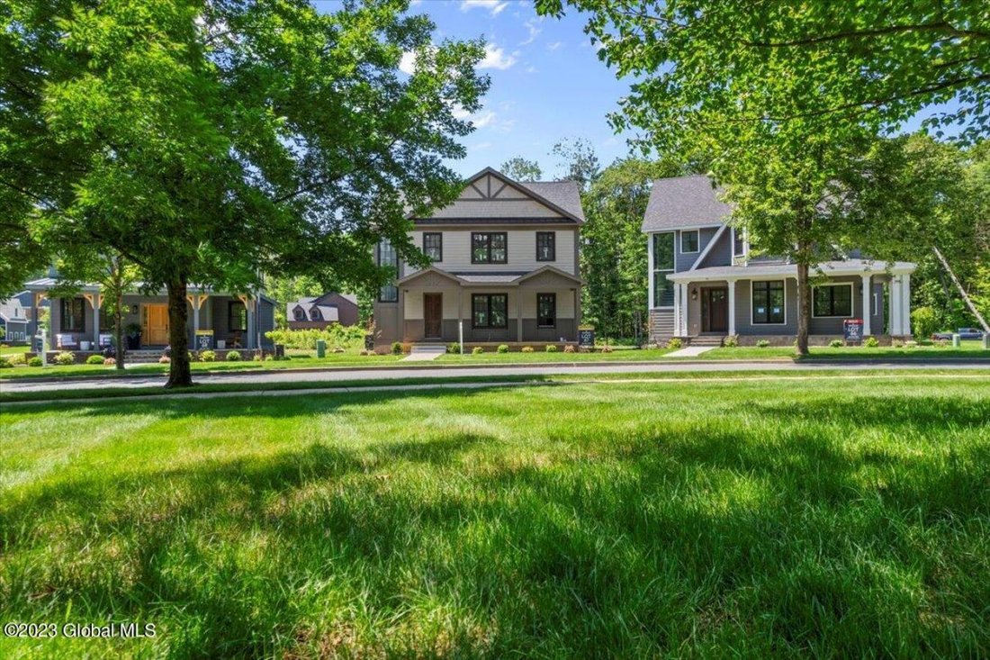 31 Oak Ridge Boulevard In Saratoga Springs, Ny, United States For Sale