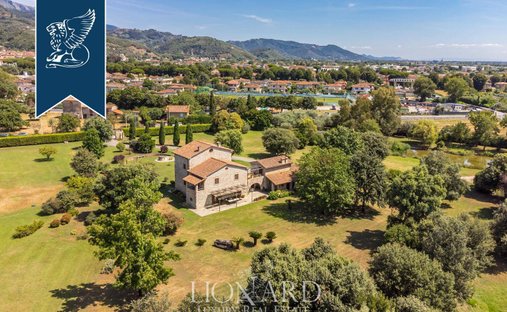 Villa in Pietrasanta, Tuscany, Italy 1
