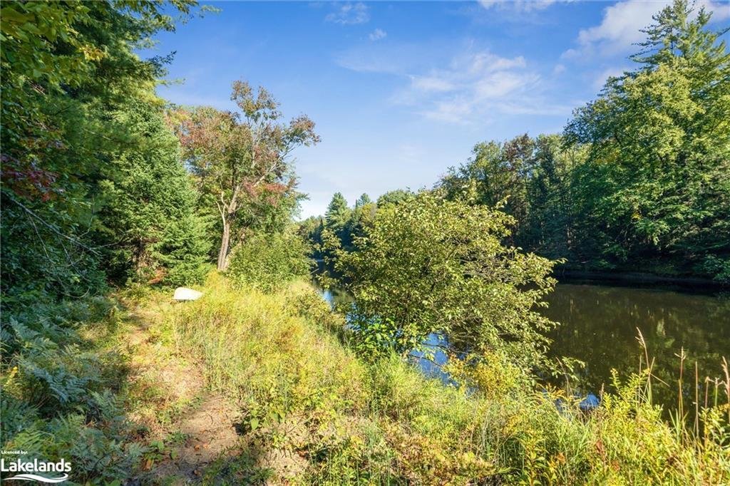 37 Acres & Approximately 650' Of South Facing In Bracebridge, Ontario, Canada For Sale (14007362)