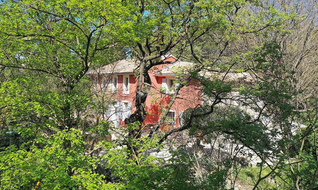 A Carpentras, Une Demeure De Maître En Bord De Rivière