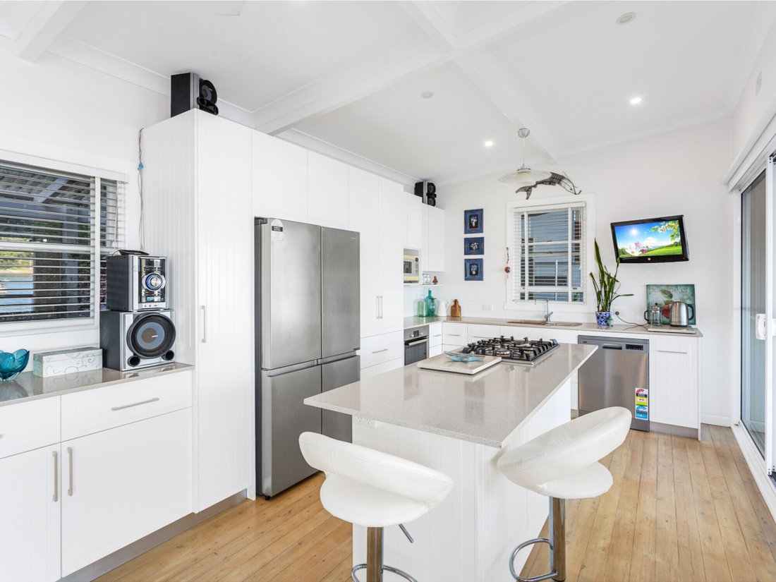 Contemporary Waterfront Retreat In Dangar Island, New South Wales