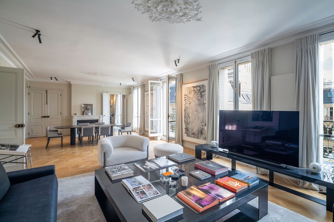 Apartment in Triangle d'Or, Paris 8e Arrondissement, Paris 4 - 14025655