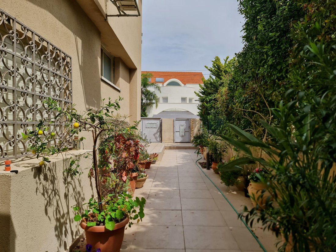 Classic House With Garden In Netnya Near In Netanya, Center District