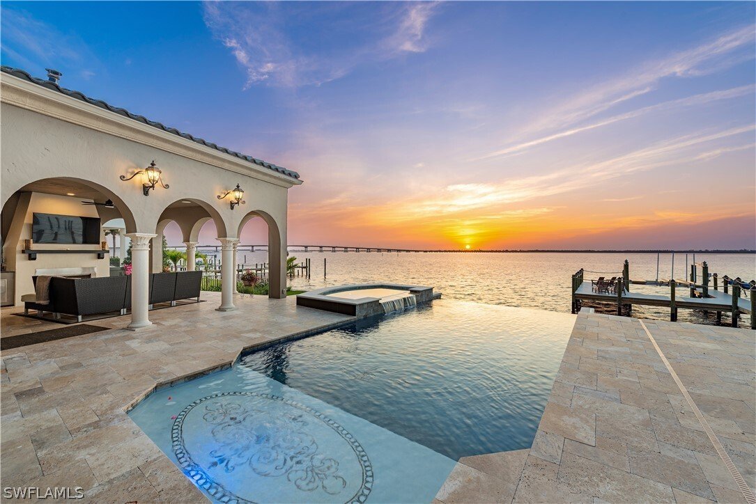 Stunning Caloosahatchee Riverfront Estate In Fort Myers, Florida