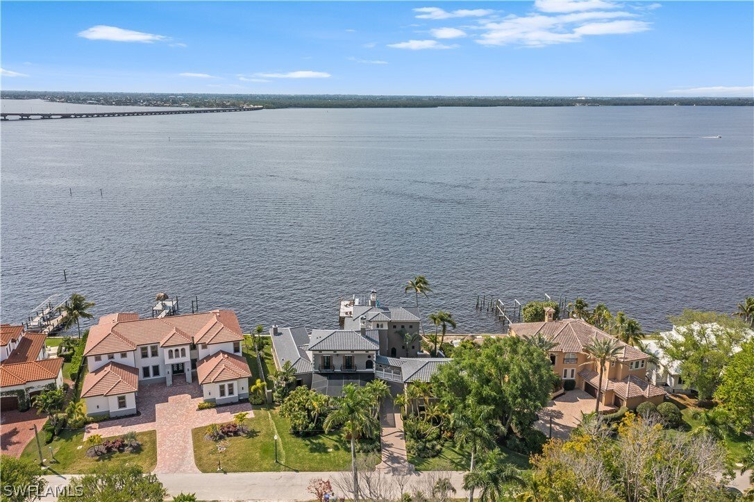 Stunning Caloosahatchee Riverfront Estate In Fort Myers, Florida