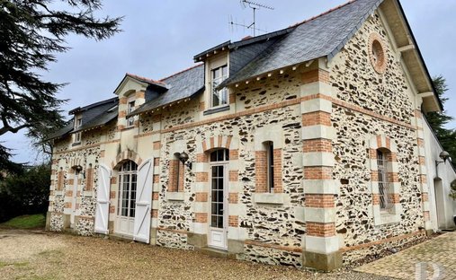 Castle for Sale in Grez-Neuville, Pays de la Loire, France