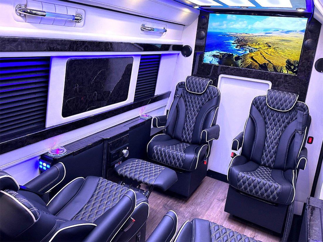 Limousine in Elkhart, Indiana, United States 3 - 12949994