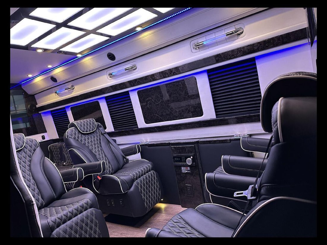 Limousine in Elkhart, Indiana, United States 4 - 12949994