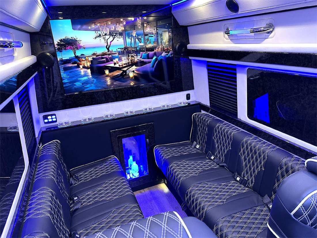 Limousine in Elkhart, Indiana, United States 5 - 12949994