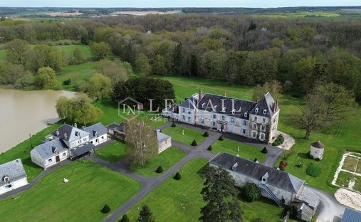 Indre: 19th Century Castle With Outbuildings