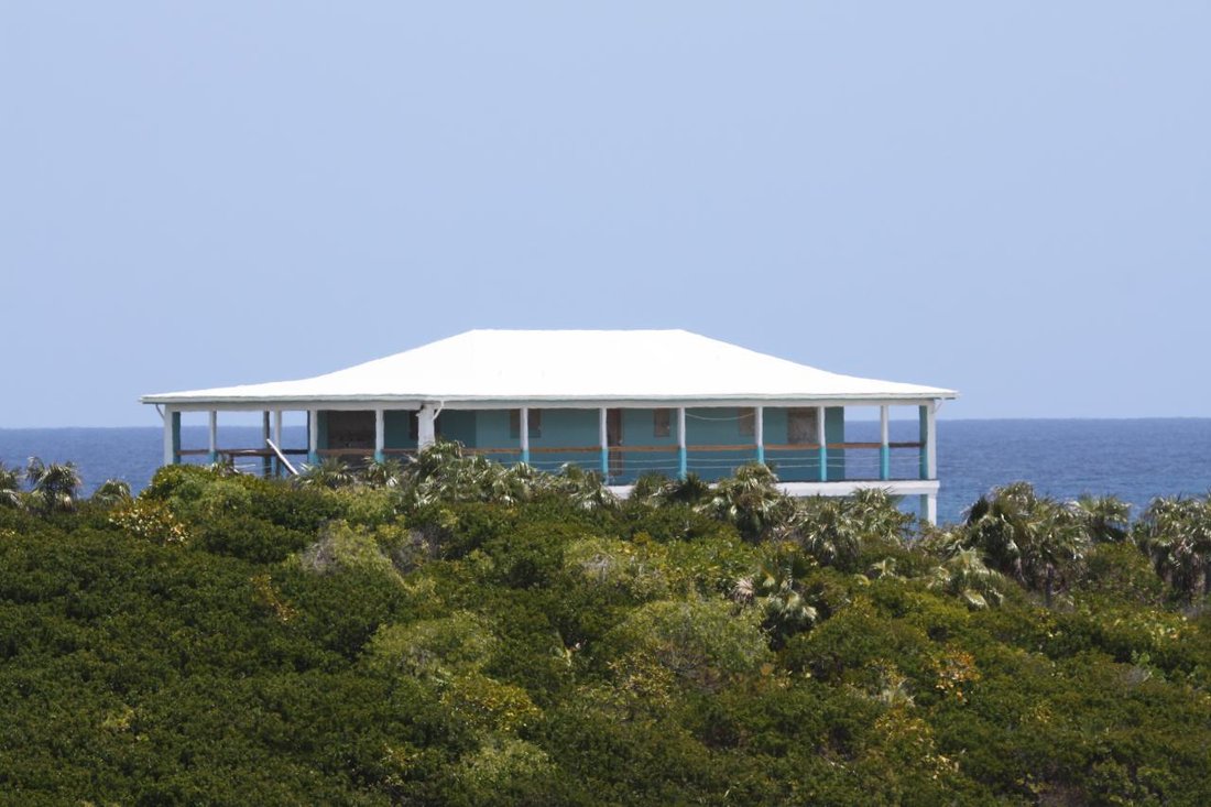 Oceanfront Vacation Rentals: Relaxing Homes by the Sea | Vrbo - High End Off Grid Beachfront Apartments