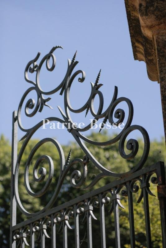 Le Rêve Endormi: A Slumbering 18th-Century Domaine Awaiting Its Renaissance in Burgundy’s Golden Hills
