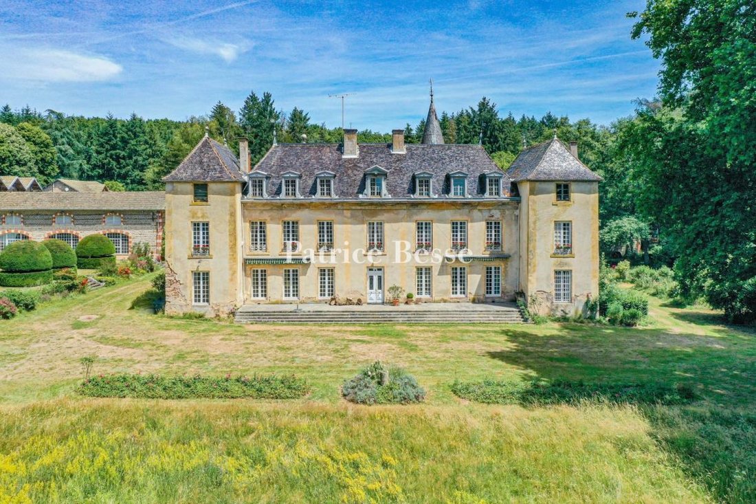 Le Rêve Endormi: A Slumbering 18th-Century Domaine Awaiting Its Renaissance in Burgundy’s Golden Hills