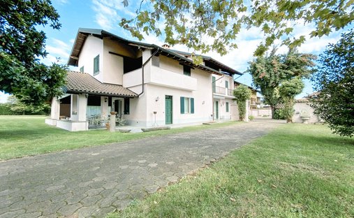 House in Suno, Piedmont, Italy 1