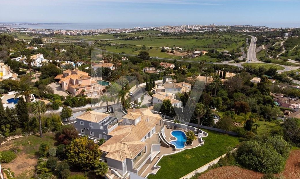 Encantadora Moradia De 5 Quartos Com Piscina Interior In Luz, Algarve ...