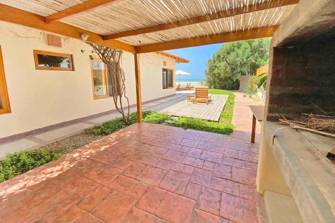 Beautiful And Spacious House On The Front Line, With In ñuro, Piura