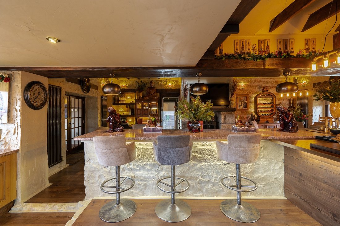 Escape To Serenity 6 Bedroom Estate On 8 In Bathgate, Scotland, United