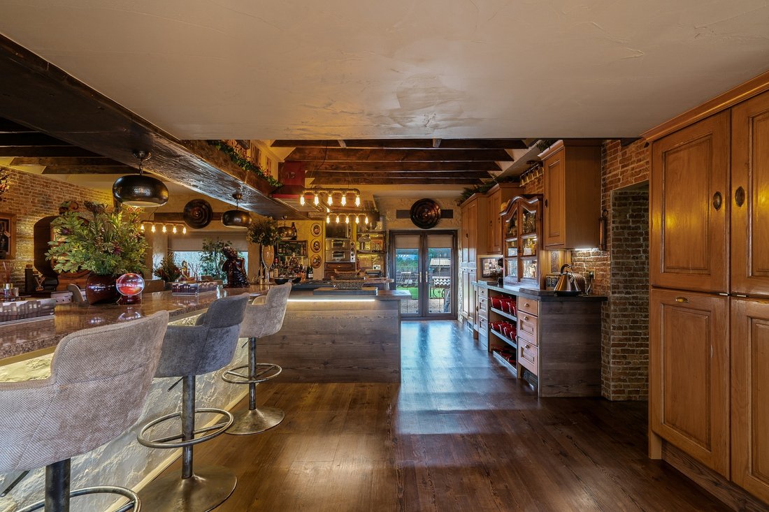 Escape To Serenity 6 Bedroom Estate On 8 In Bathgate, Scotland, United