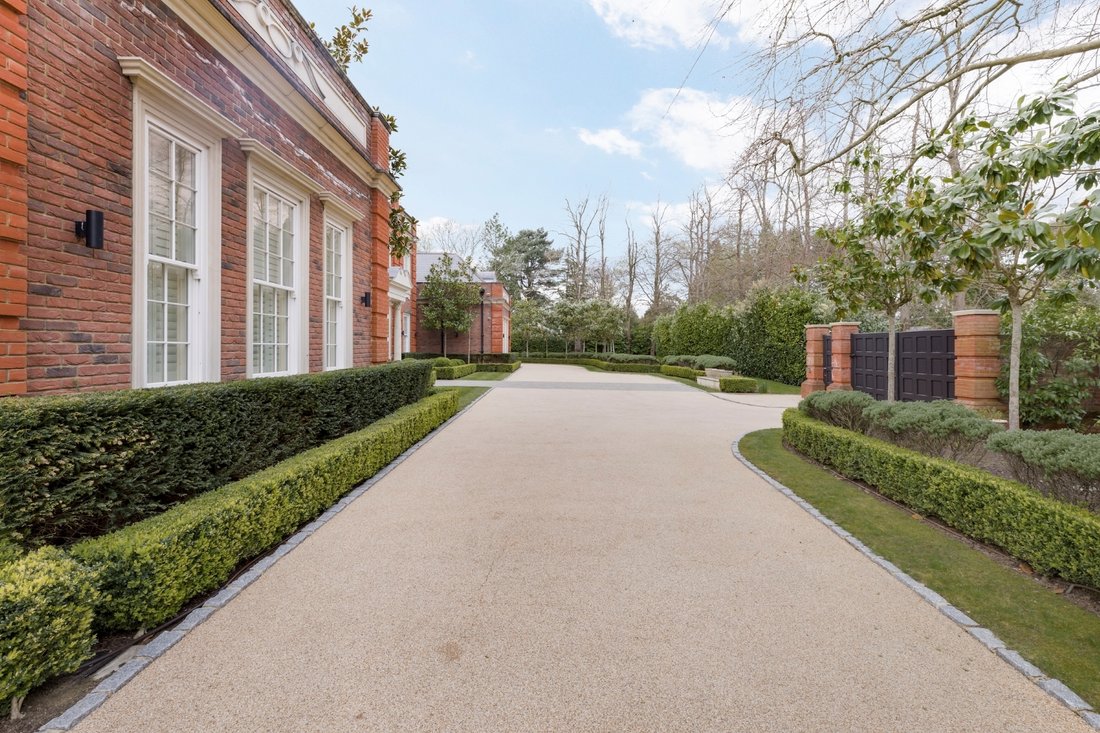 A Spectacular Home Located On Queens Drive In Oxshott, England, United ...