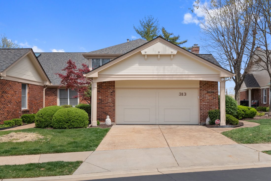 Chesterfield Villa Living At Its In Town And Country, Missouri, United