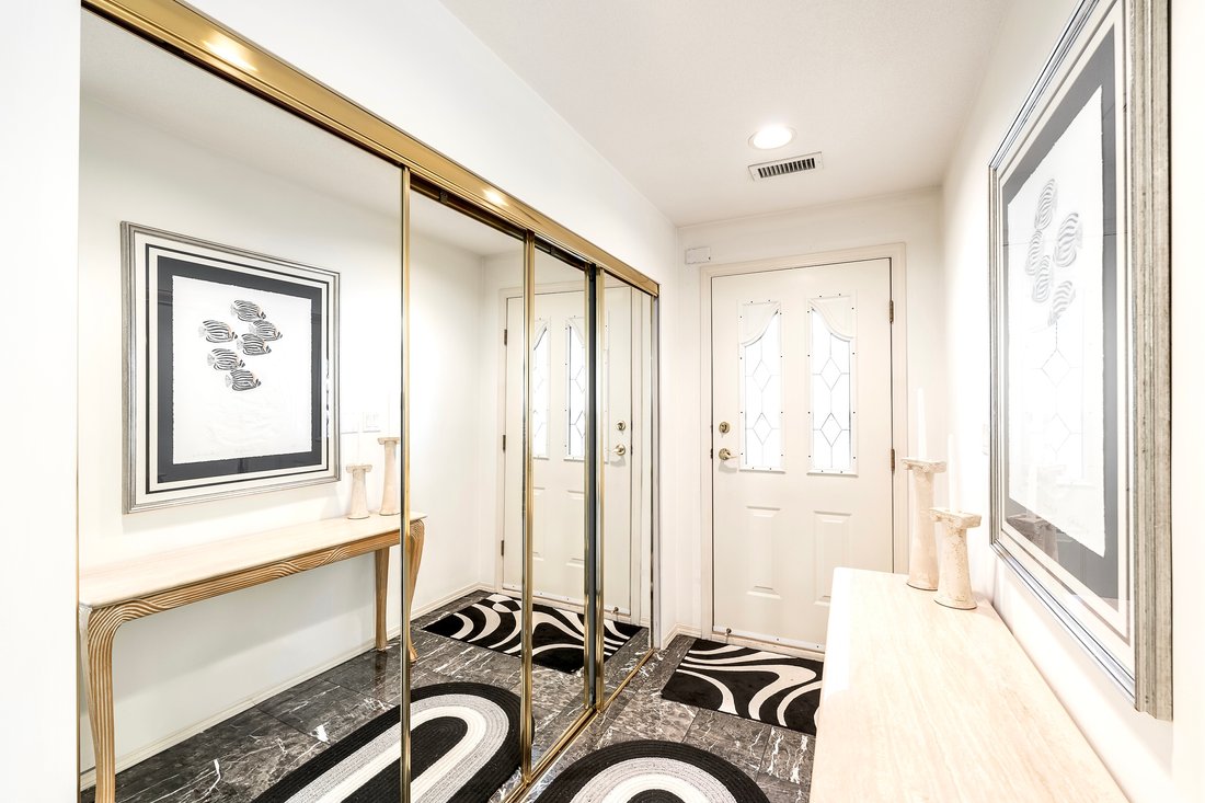 Apartment in North Vancouver, British Columbia, Canada 3 - 14096083