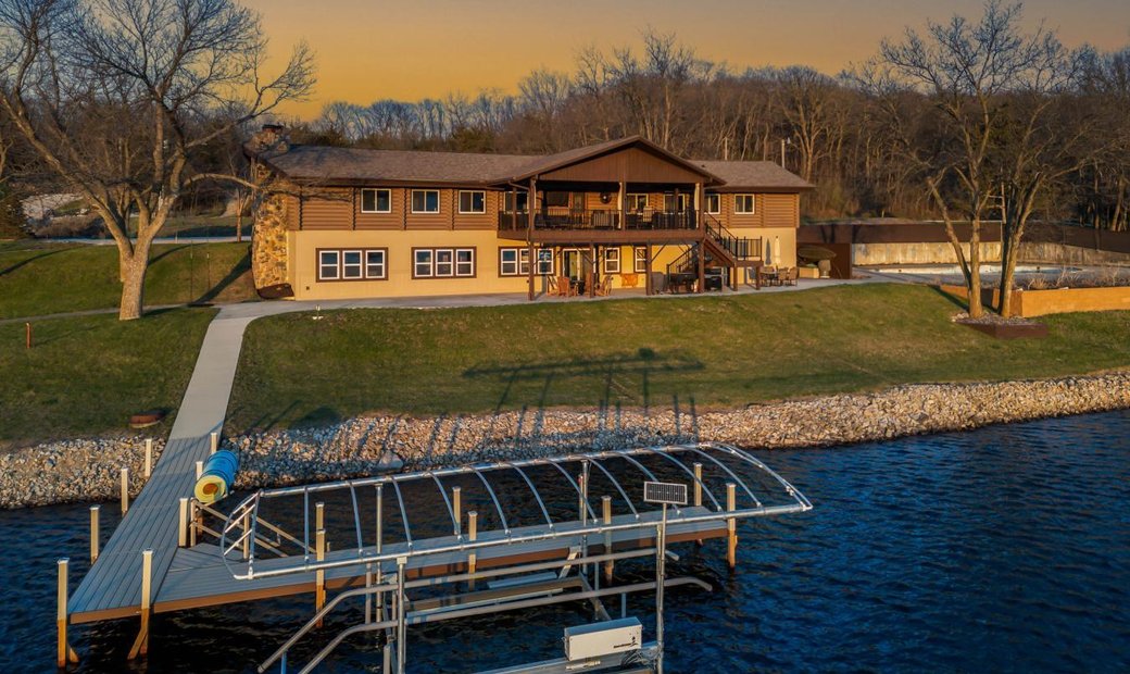 Prime Luxury Lakeside Cabin In Diamondhead Lake, Iowa, United States