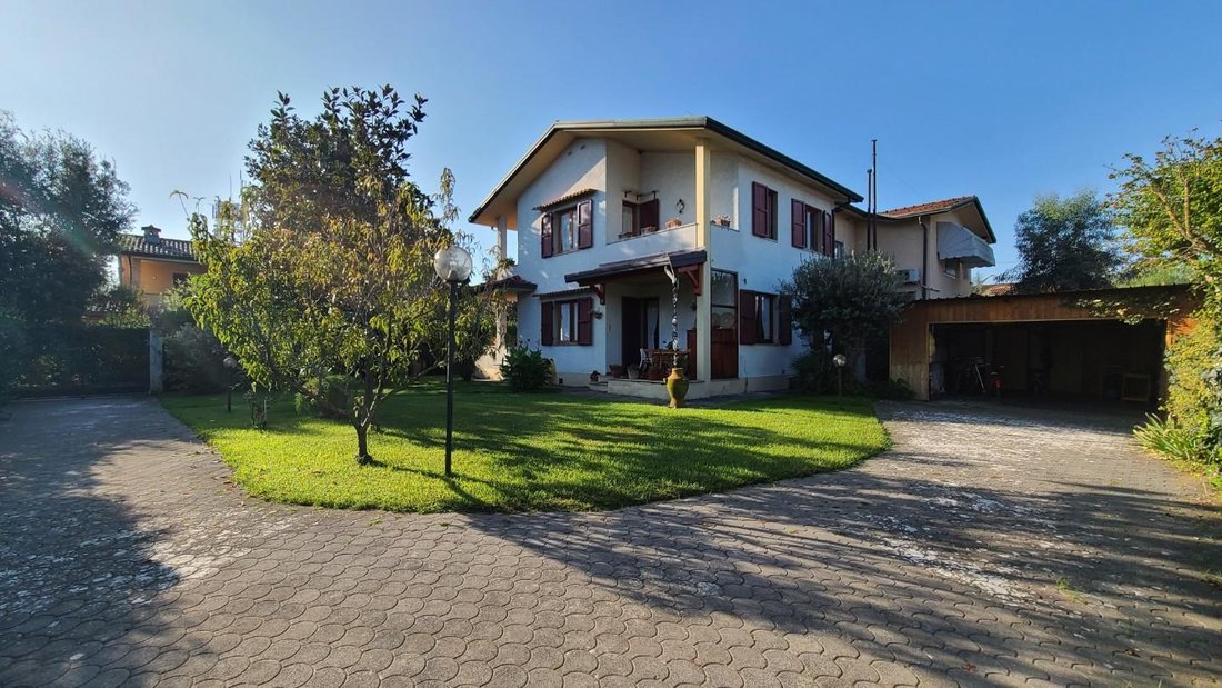 Country House in Vittoria Apuana, Forte dei Marmi, Tuscany 1 - 14137244