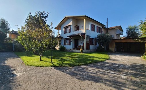 Country House in Vittoria Apuana, Forte dei Marmi, Tuscany 1