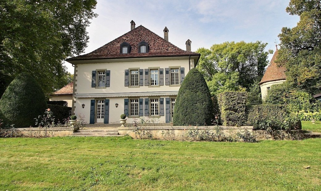 Property In Park With Swimming Pool In Vaud