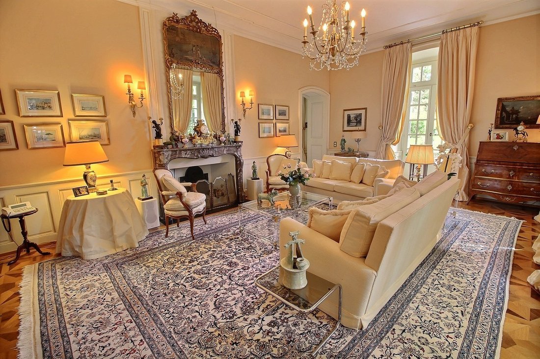 Property In Park With Swimming Pool In Vaud