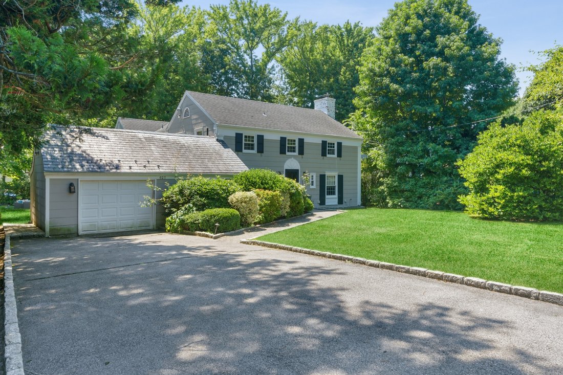 Caratteristico Orienta Point Colonial In Mamaroneck, New York, Stati
