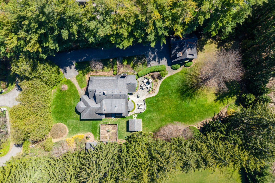 House in Oakville, Ontario, Canada 2 - 14155333