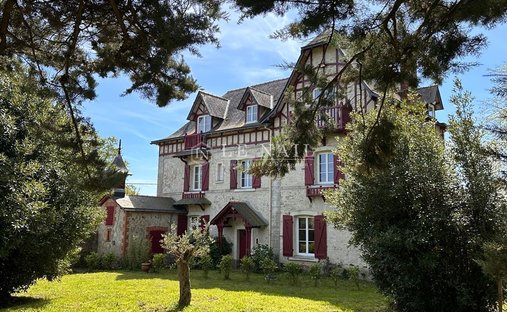 Castle for Sale in Saint-Michel-Chef-Chef, Pays de la Loire, France